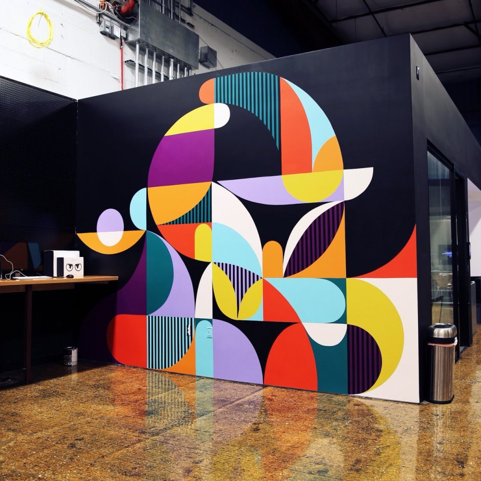 Разноцветные геометрические фигуры на стене