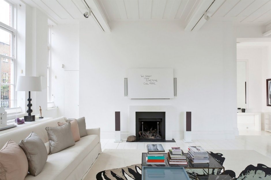 Над спинкой дивана на обоях