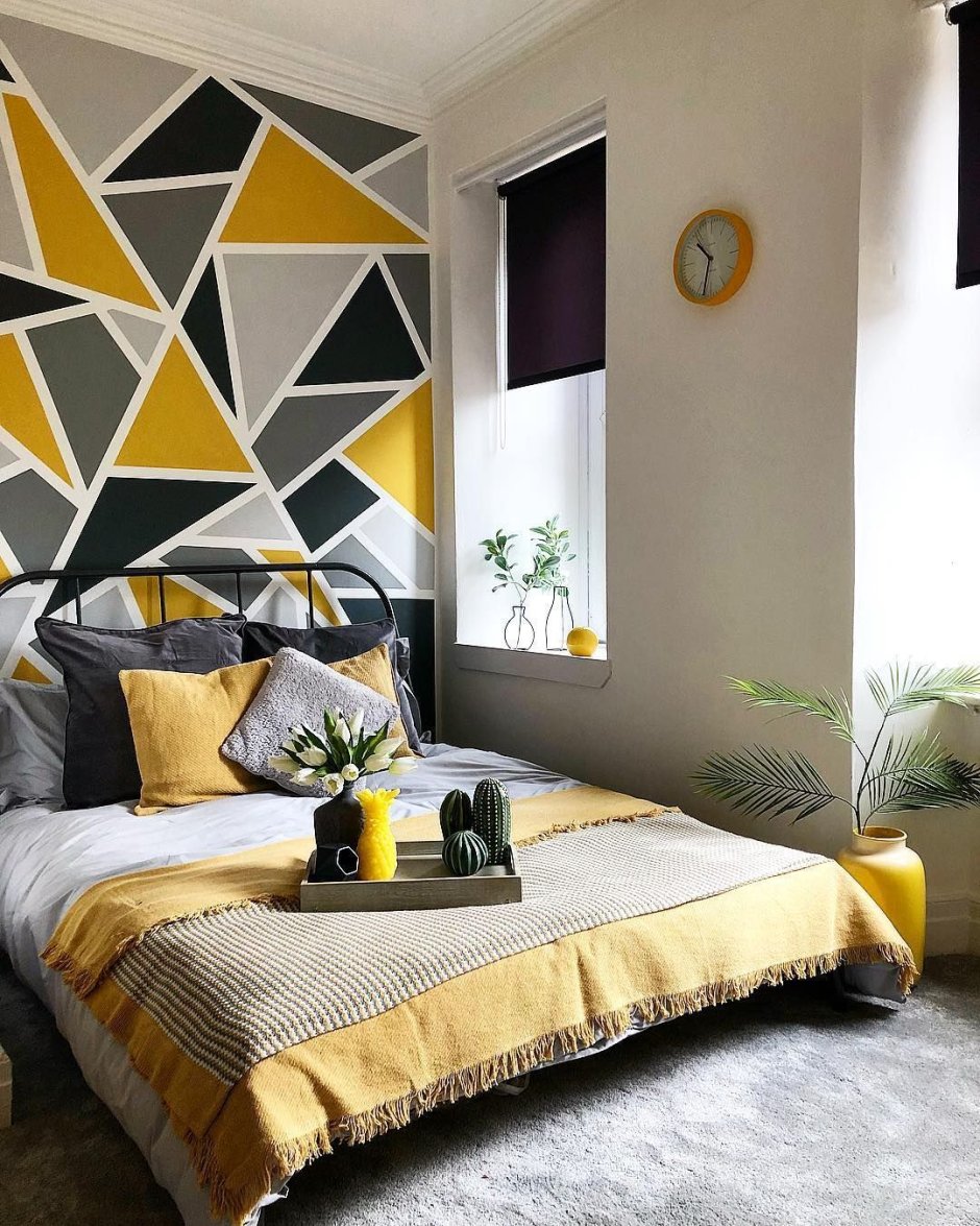 Современная гостиная с камином