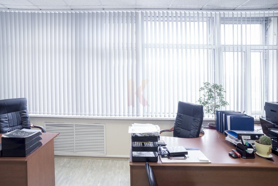Интерьер домашнего кабинета с жалюзи