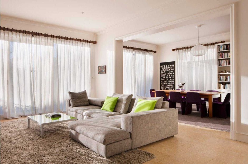 Гостиная с двумя окнами