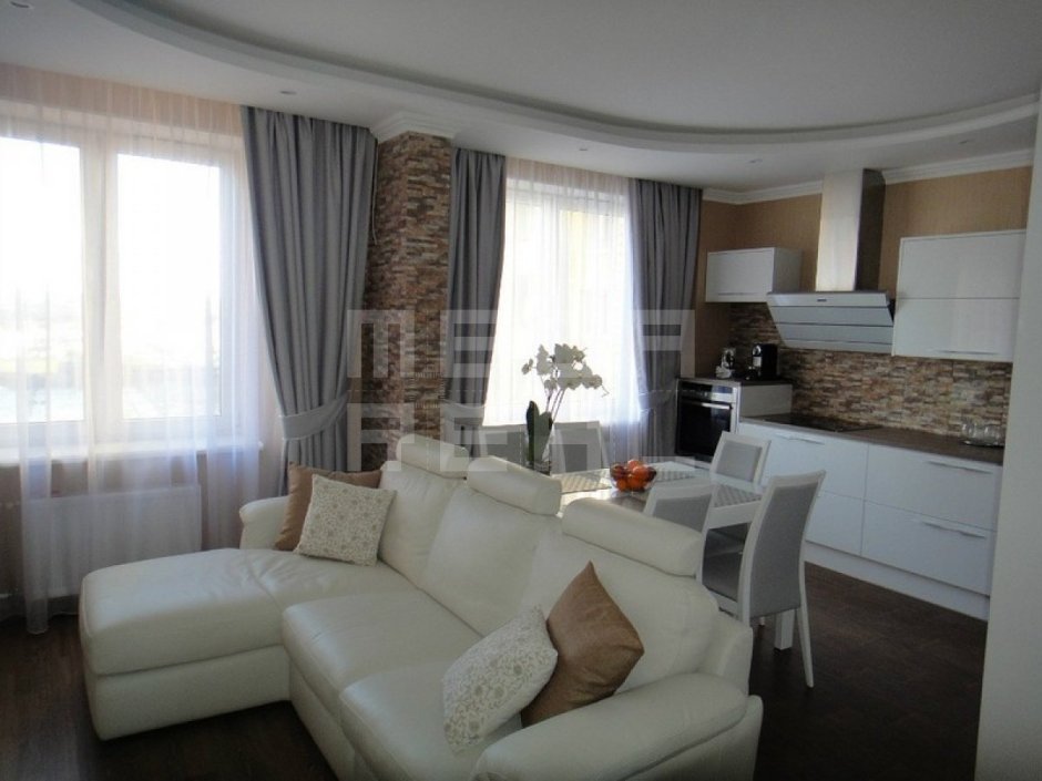 Кухня гостиная с двумя окнами