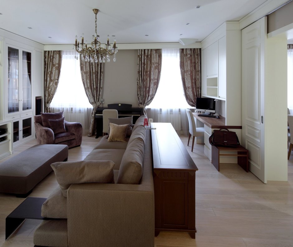 Интерьер гостиной с 2мя окнами