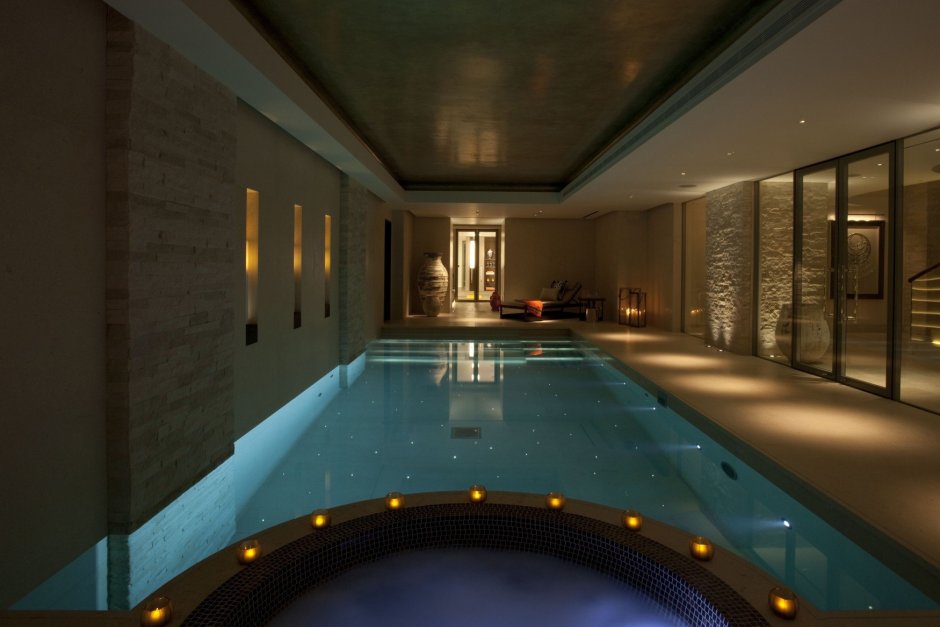 Цокольный этаж с бассейном