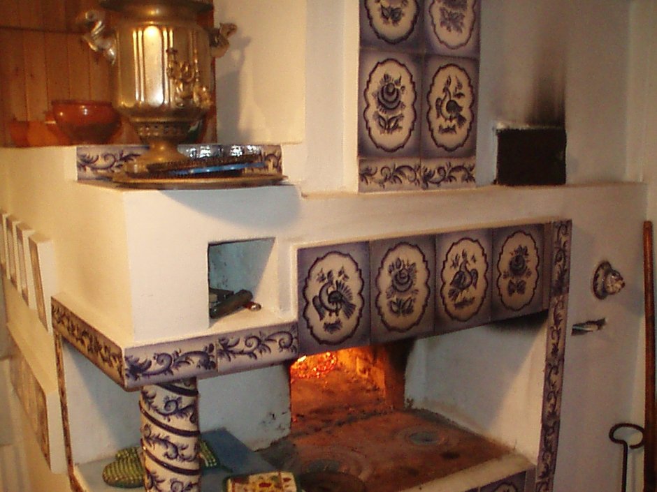 Русская печь с лежанкой в интерьере кухни