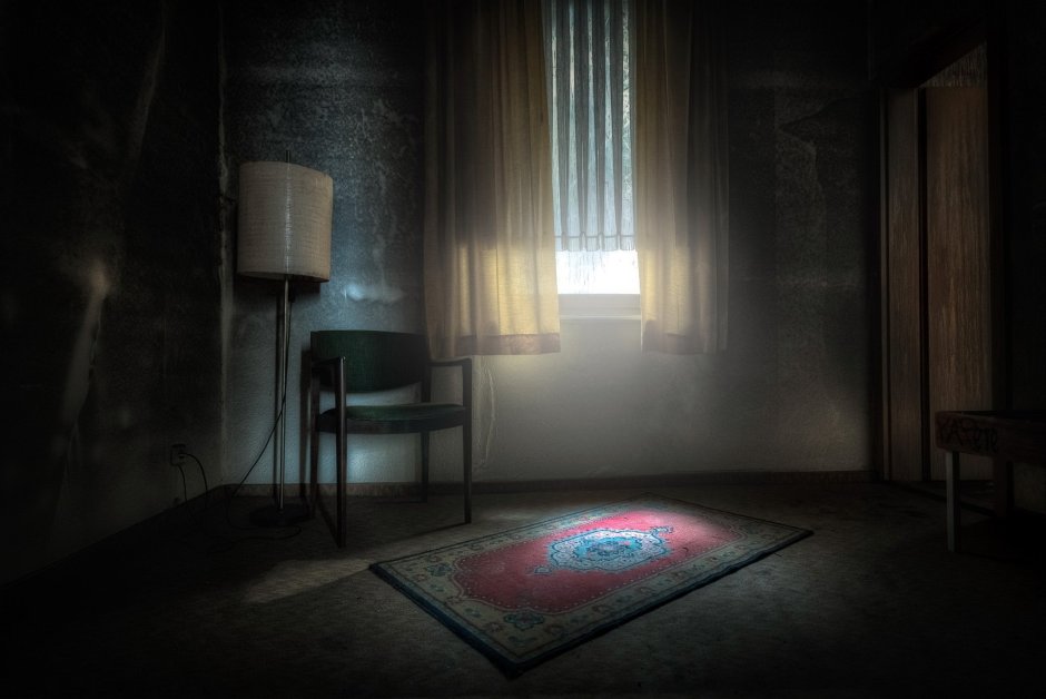 В комнате темно