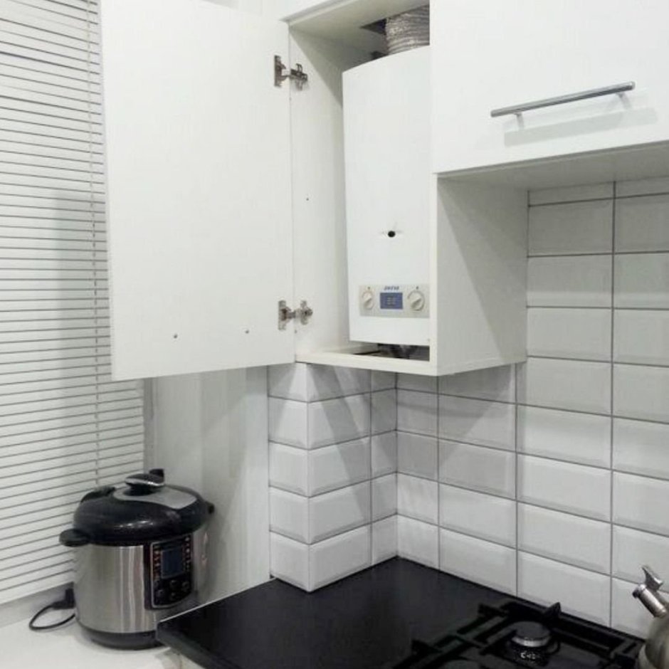 Дизайн кухни в хрущевке с газовой колонкой и холодильником фото