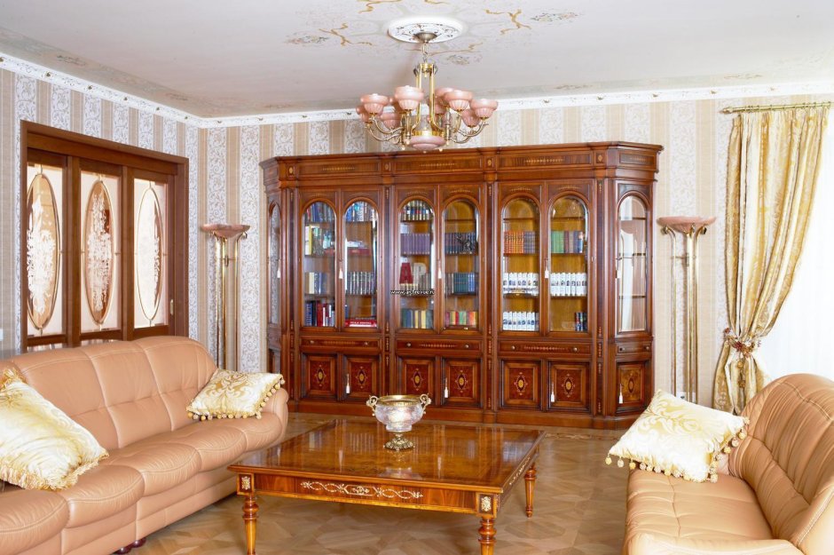 Мебель для зала в городской квартире в классическом стиле