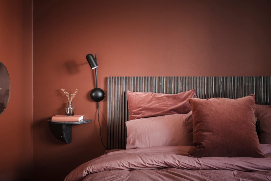 Спальни в квартире терракотовые стены