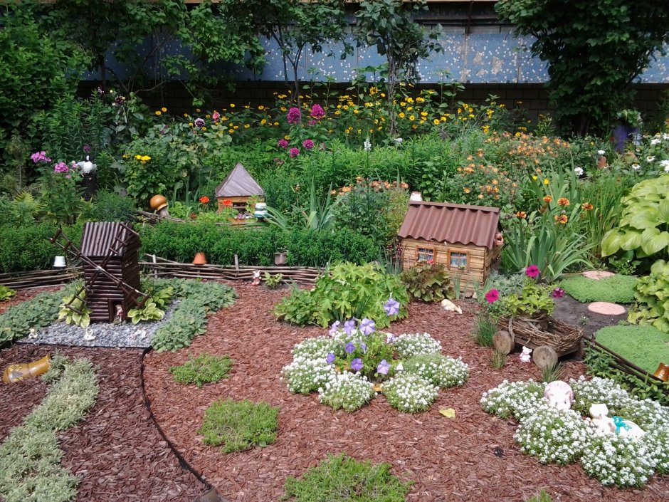 Цветники в деревенском дворе