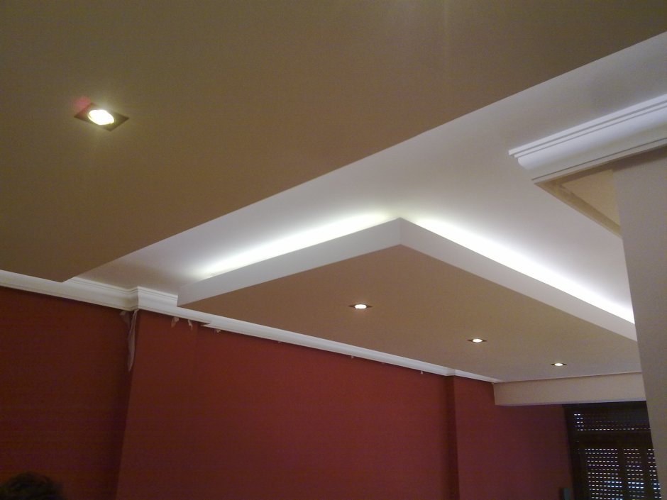 Натяжной потолок с выступом