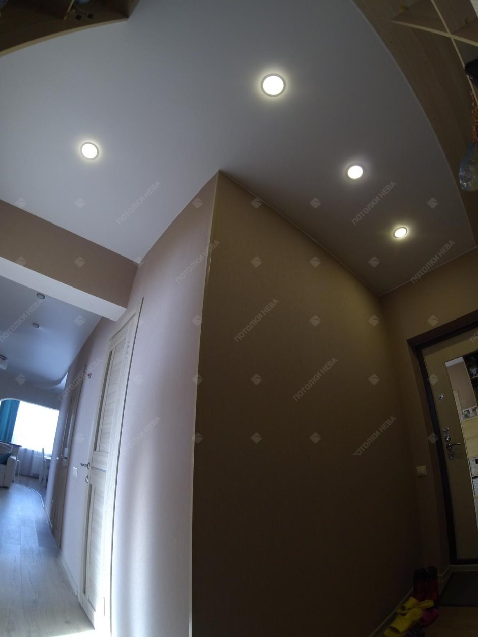 Натяжной потолок в коридоре буквой г