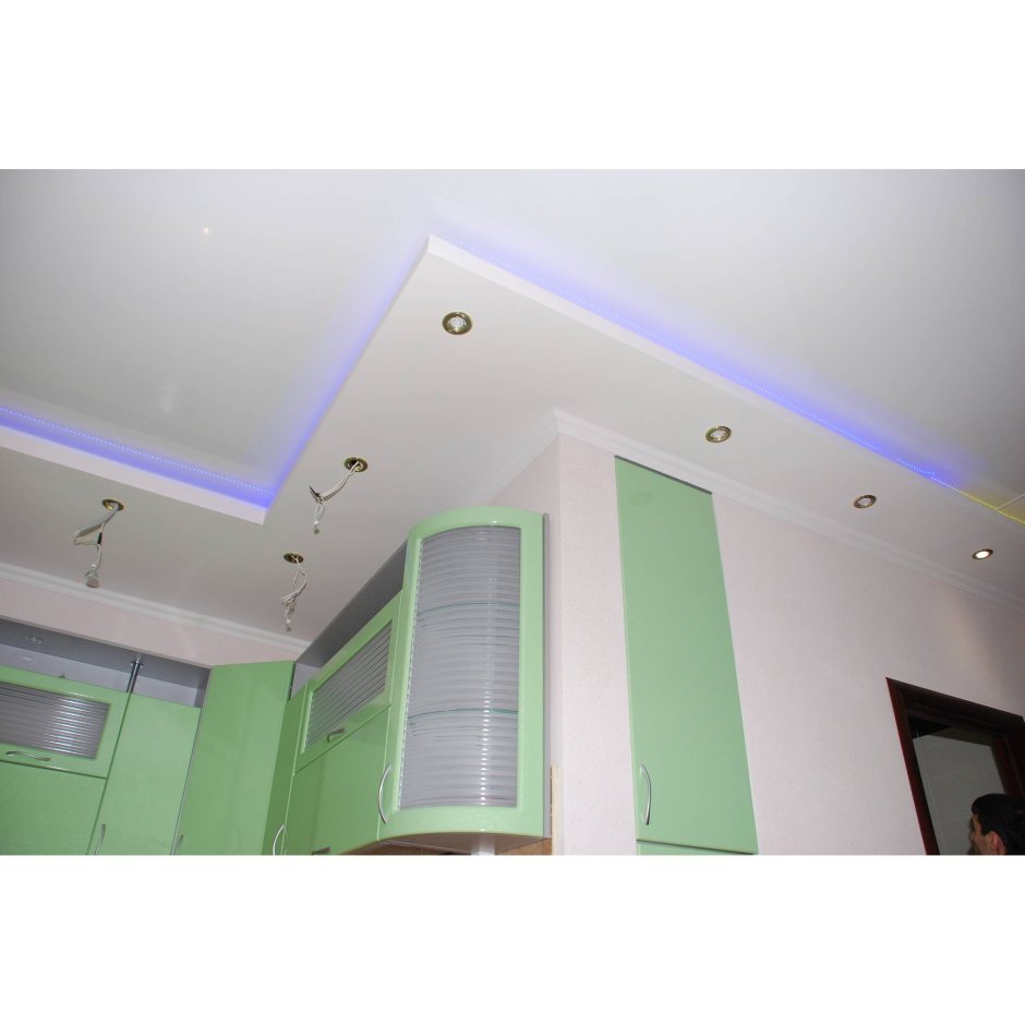 Г-образный натяжной потолок