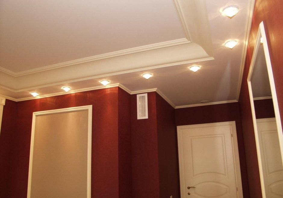 Потолок с выступом из гипсокартона