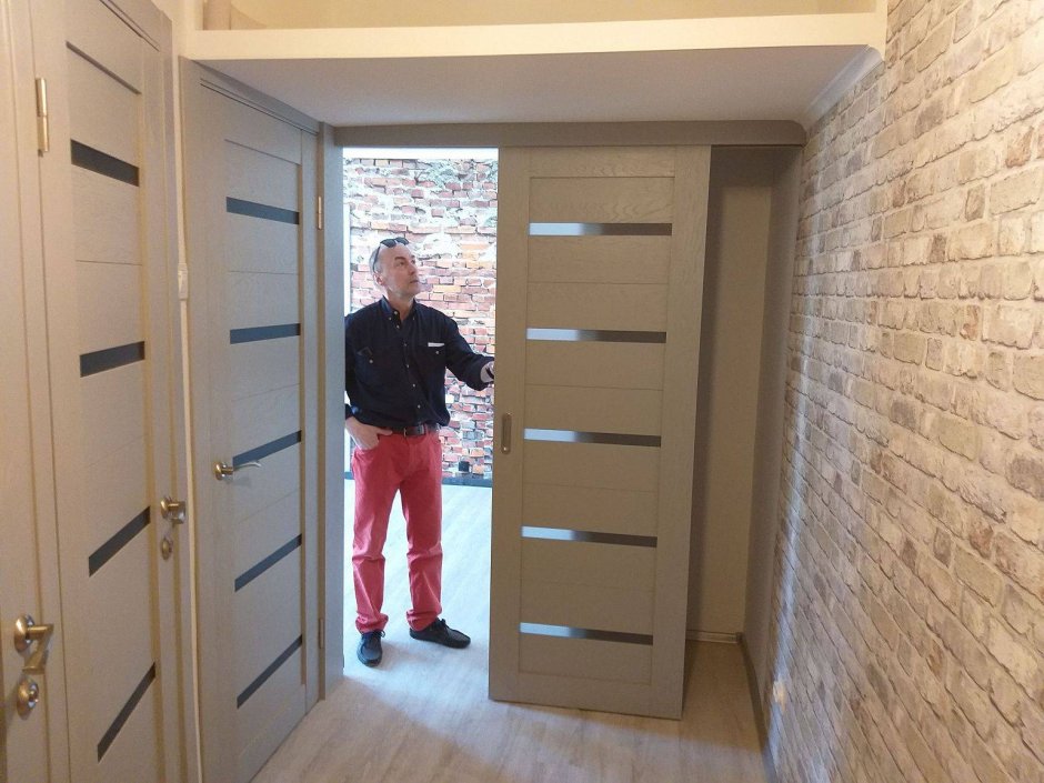 Раздвижная дверь вдоль стены