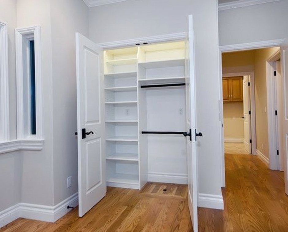 Замаскированная дверь в стене