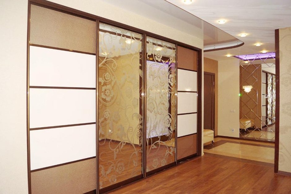 Шкаф разной глубины в прихожую