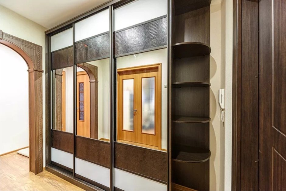 Шкаф в прихожую с зеркалом