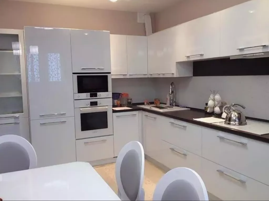 Белая кухня с белой техникой