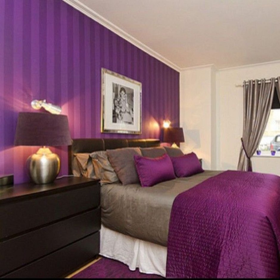 Какую картину выбрать фиолетовые шторы и ковер
