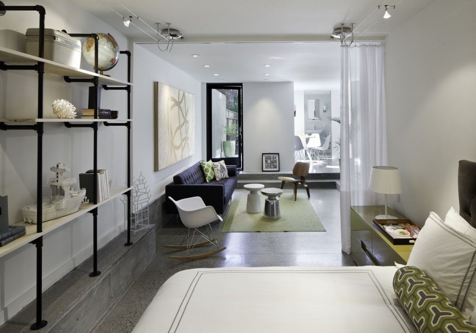 Белый стеллаж для зонирования комнаты