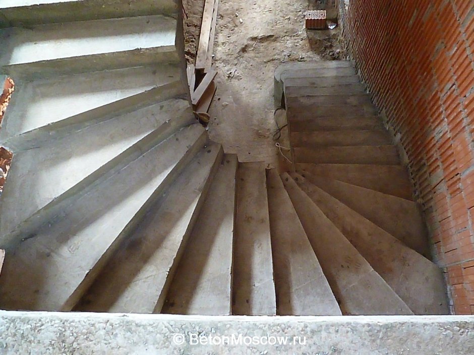 Бетонные лестницы с забежными ступенями на 180 градусов