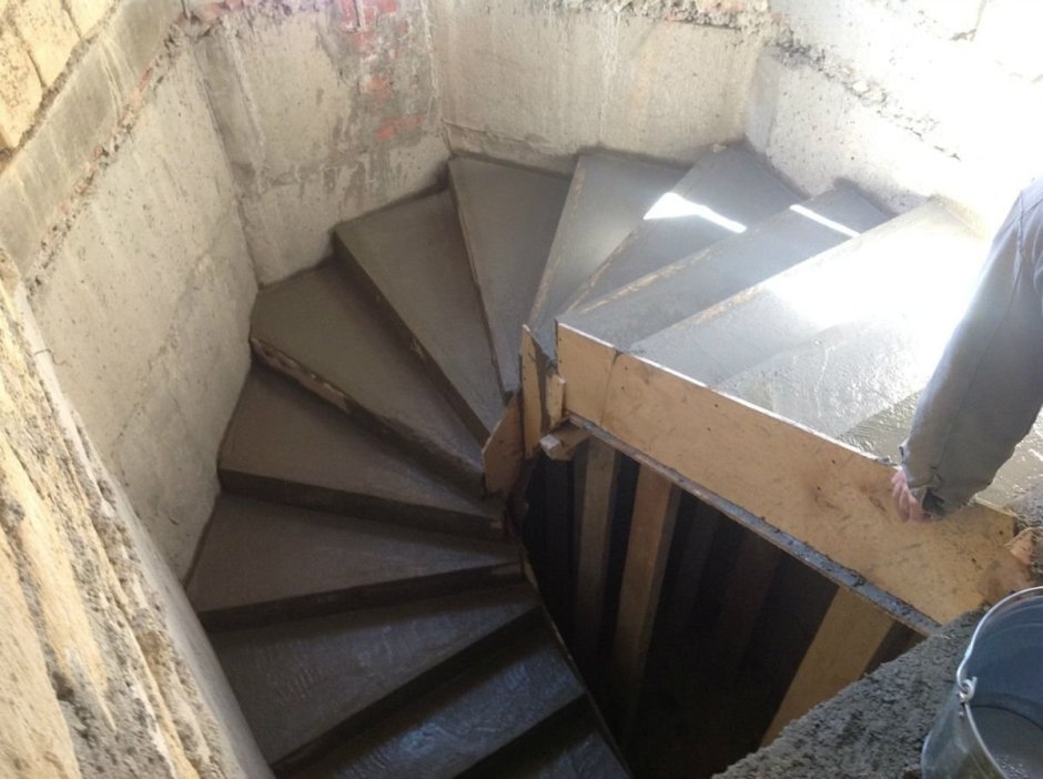 Бетонная лестница с забежными ступенями
