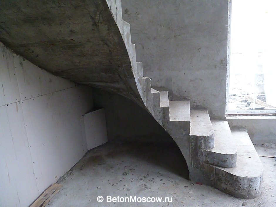 Лестница бетонная на второй этаж забежная