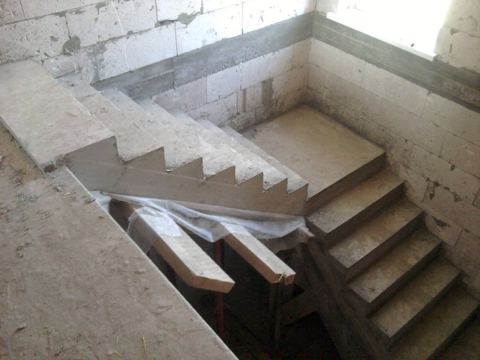Монолитная трехмаршевая лестница