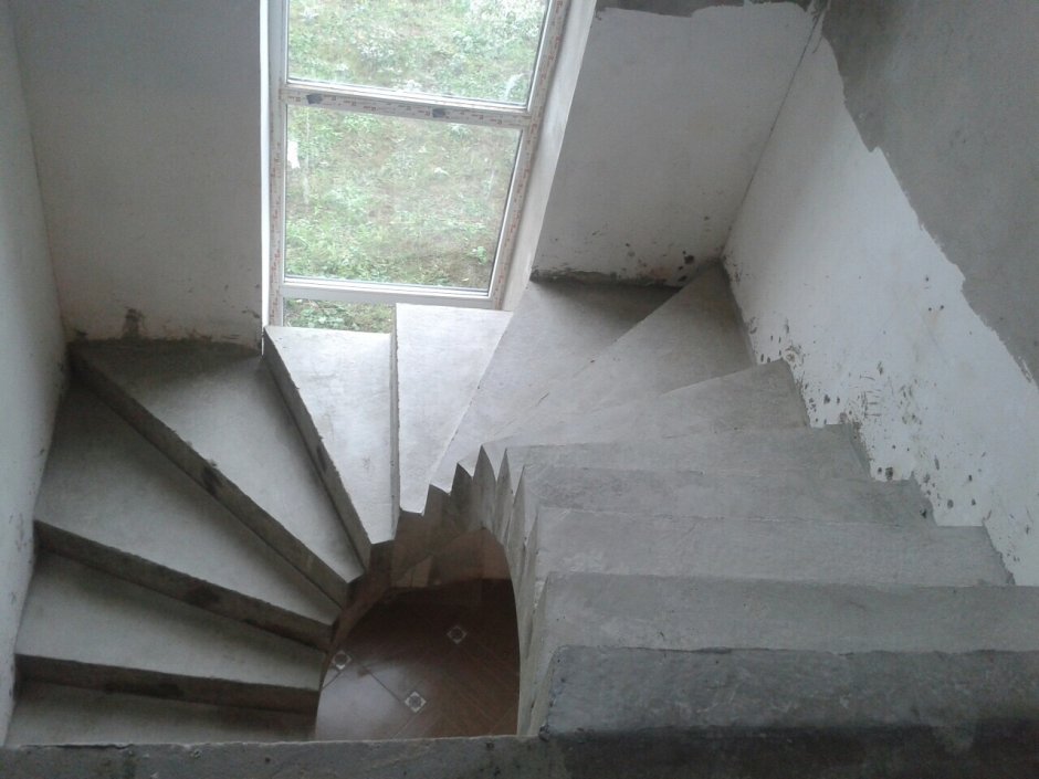 Бетонная забежная лестница 180