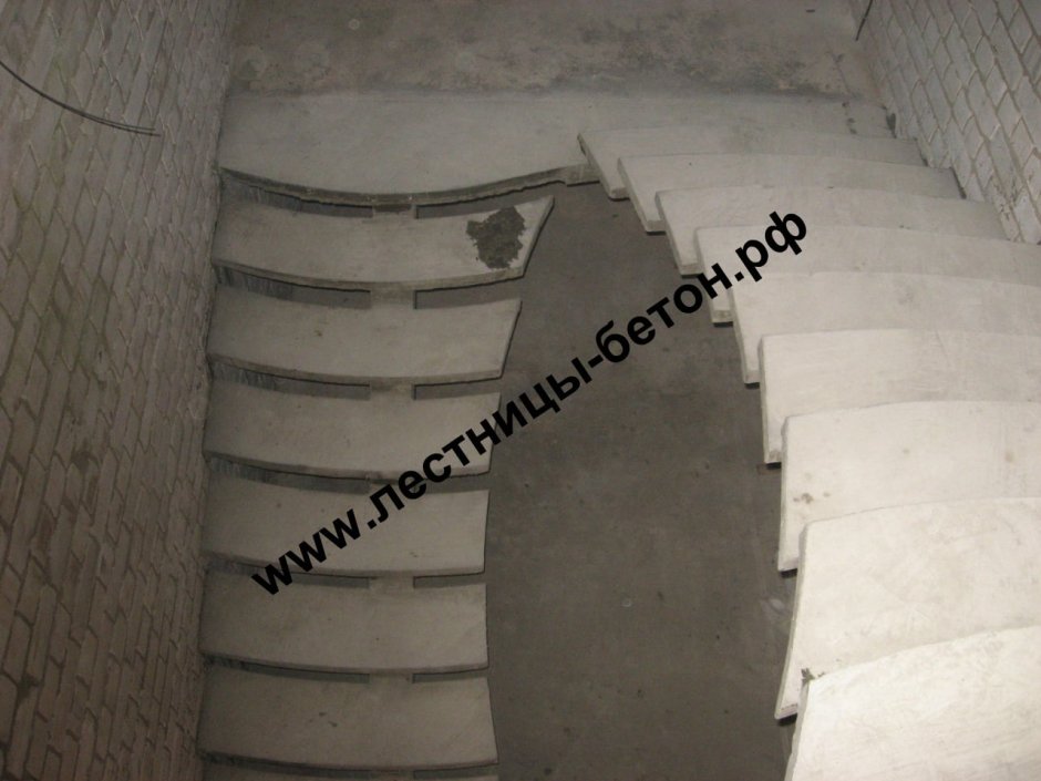 Лестница с забежными ступенями на 180 из бетона