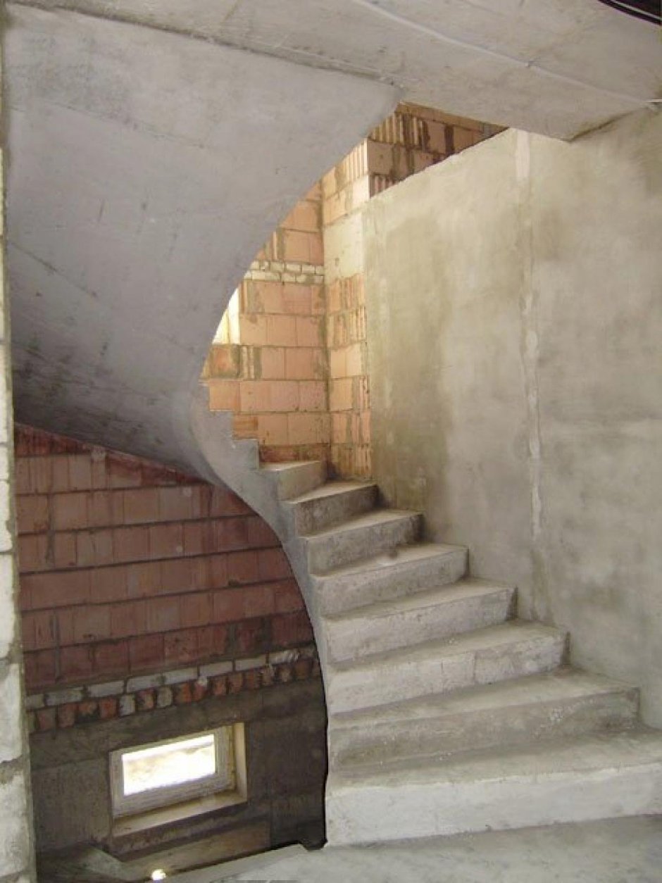 Монолитные лестницы из бетона с забежными ступенями
