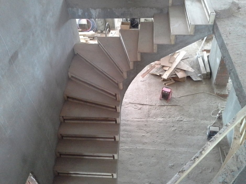 Бетонная лестница с забежными ступенями с поворотом на 90