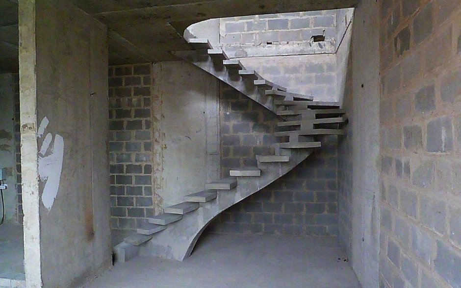 Лестница на второй этаж с забежными ступенями с бетона