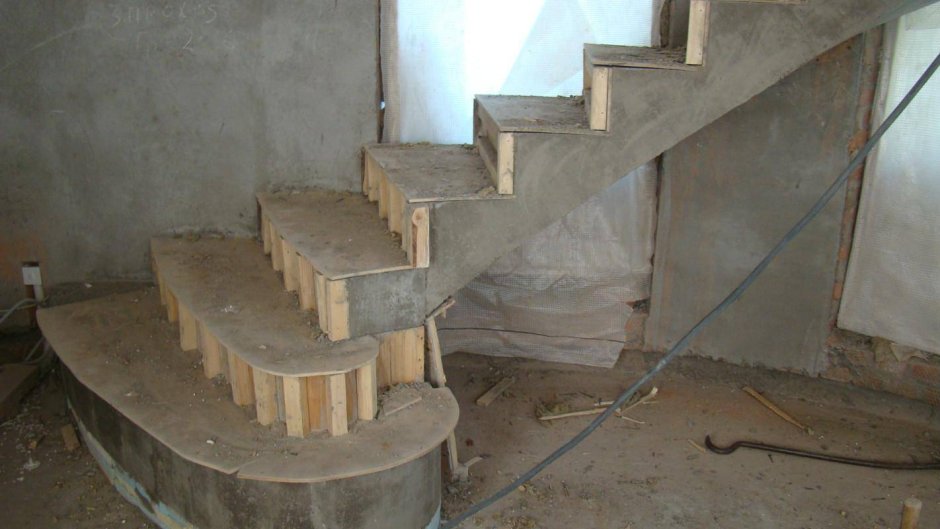 Каркас монолитной лестницы с площадкой