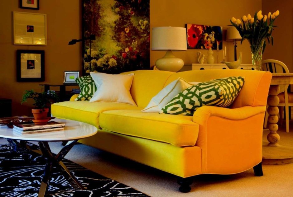 Яркий диван в интерьере