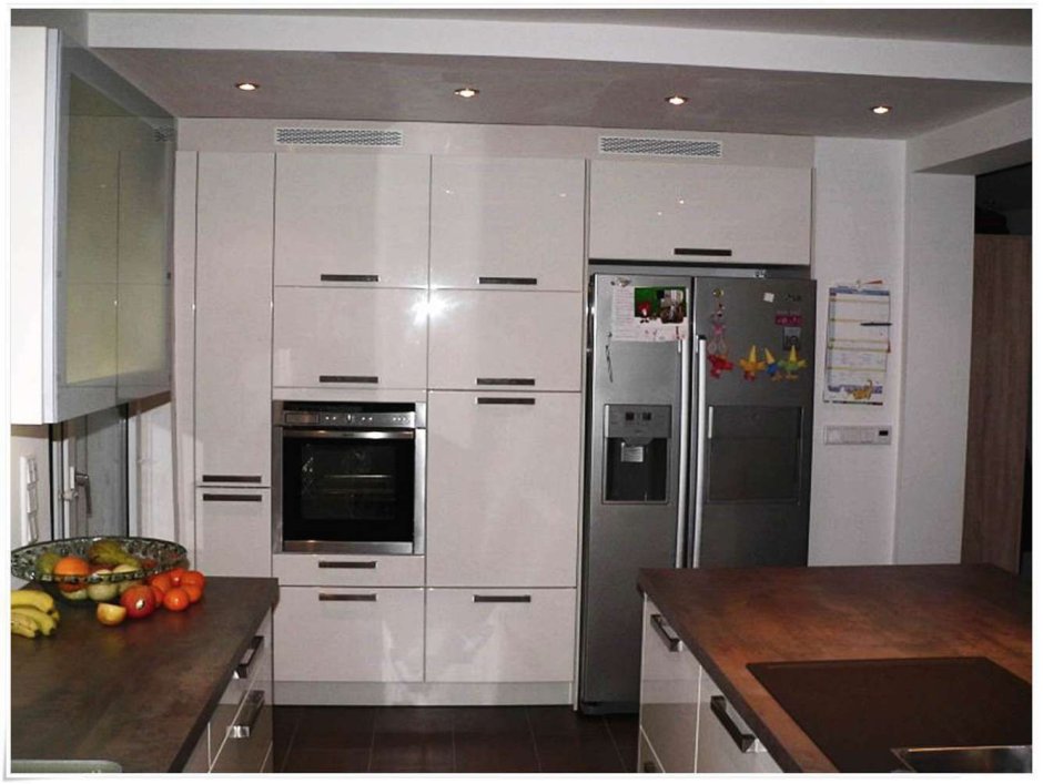 Угловая кухня с большим холодильником
