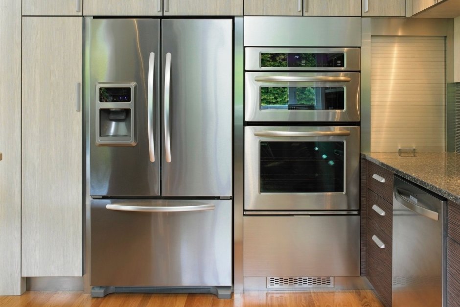 Встроенные духовки и холодильник