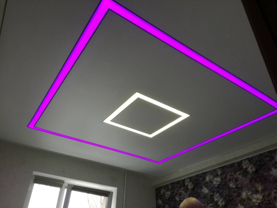 Парящий потолок со световыми линиями