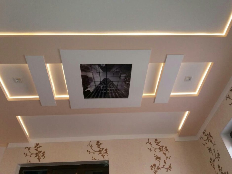Потолок из гипсокартона для гостиной фигурный с подсветкой