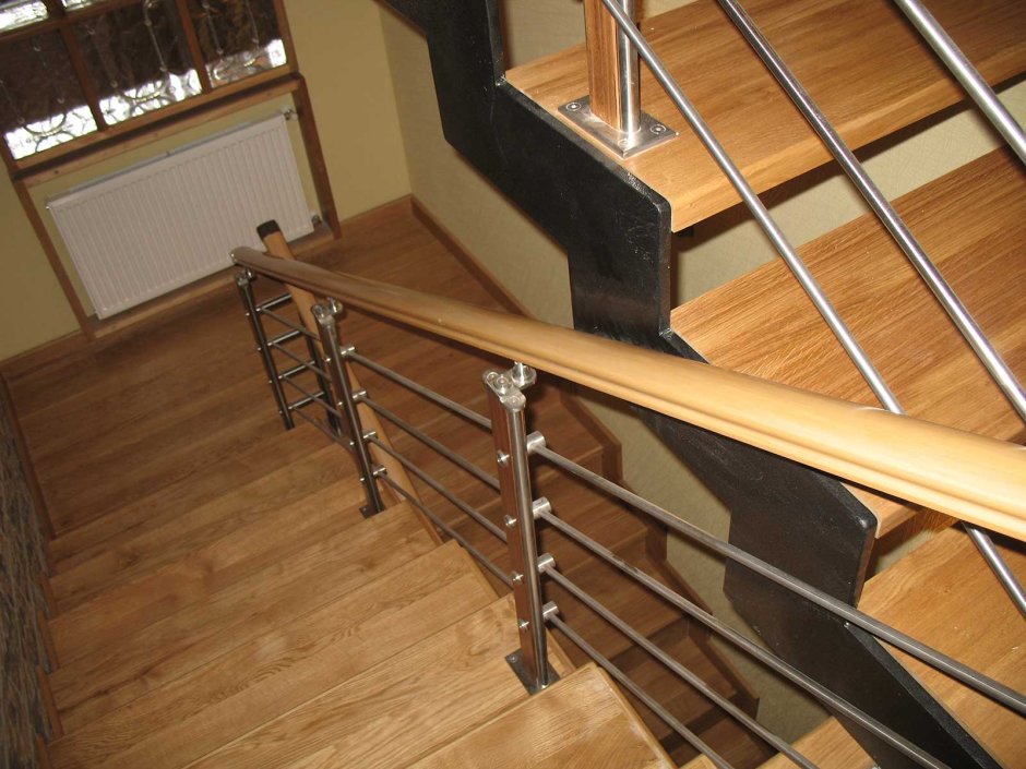 Перила для лестницы из металла и дерева