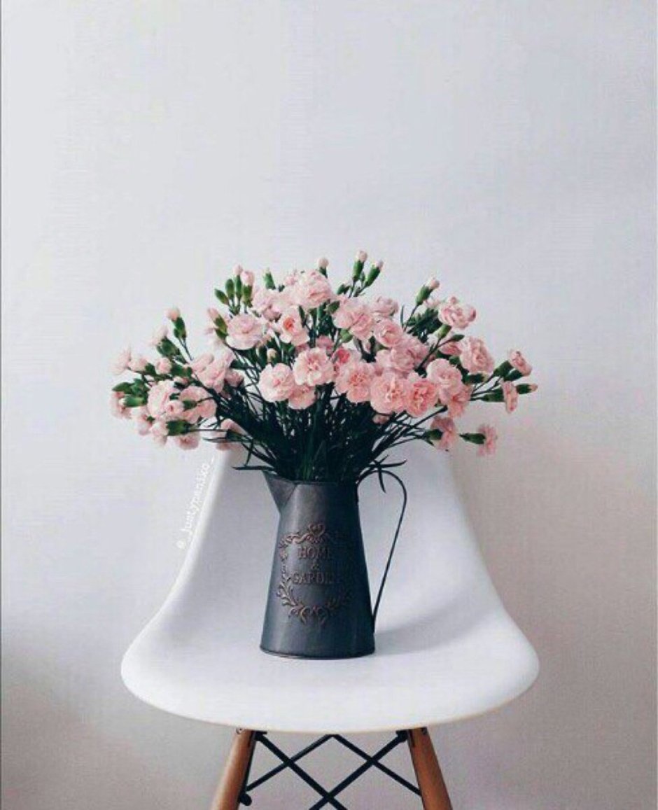 Декоративные цветы в вазе