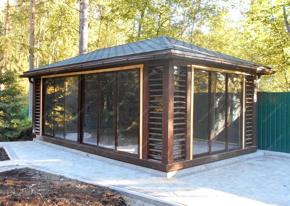 Современная застекленная беседка