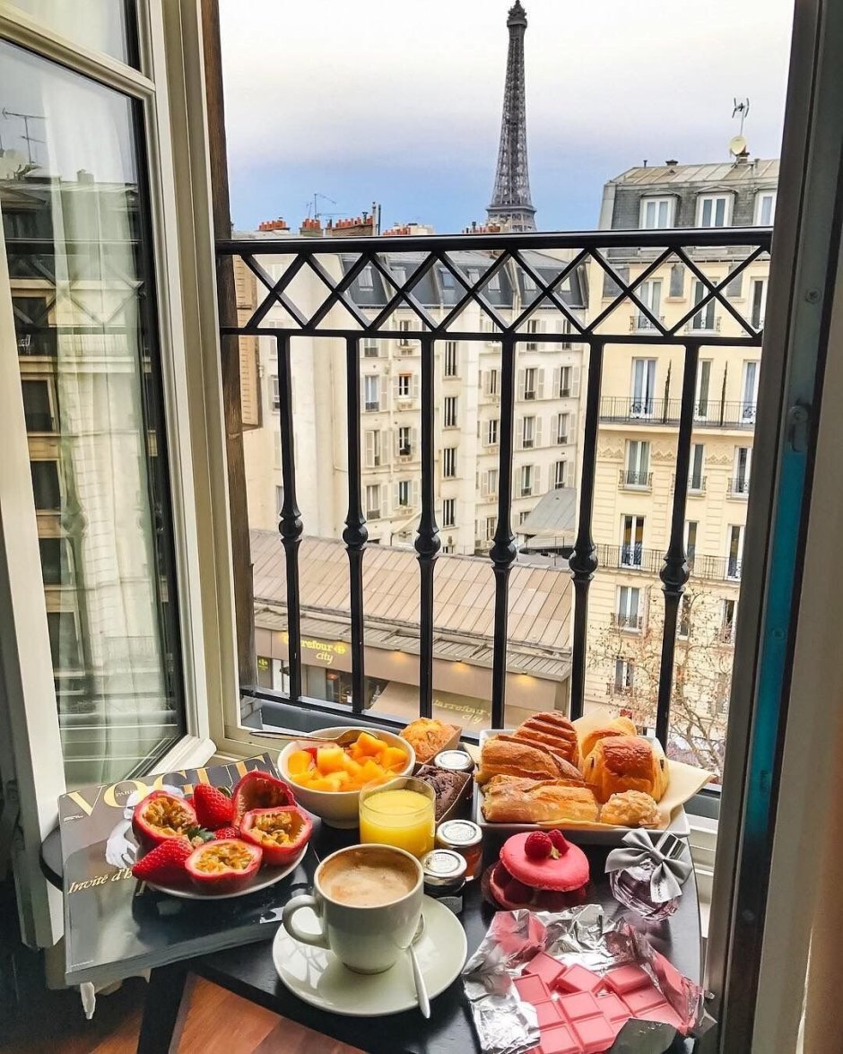 Красивый завтрак на балконе