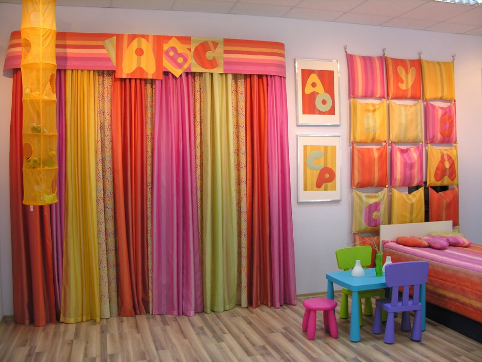 Яркие шторы в детский сад
