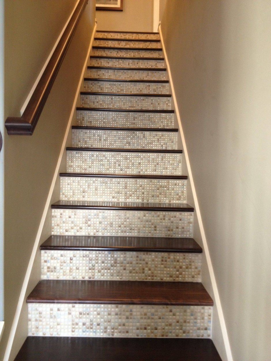 Подступенки из плитки для деревянной лестницы