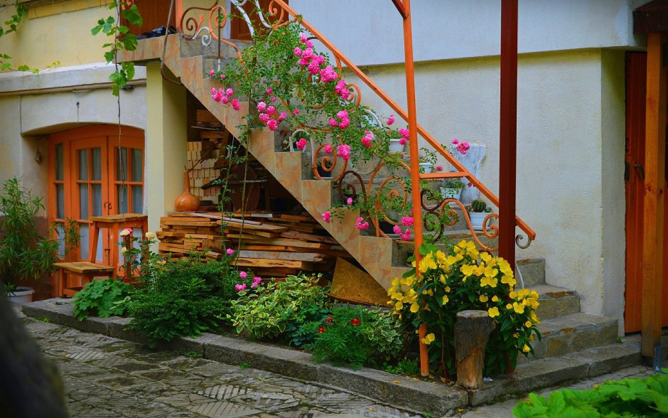 Украшение лестниц цветами на даче