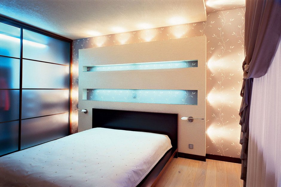 Шкаф над кроватью с подсветкой