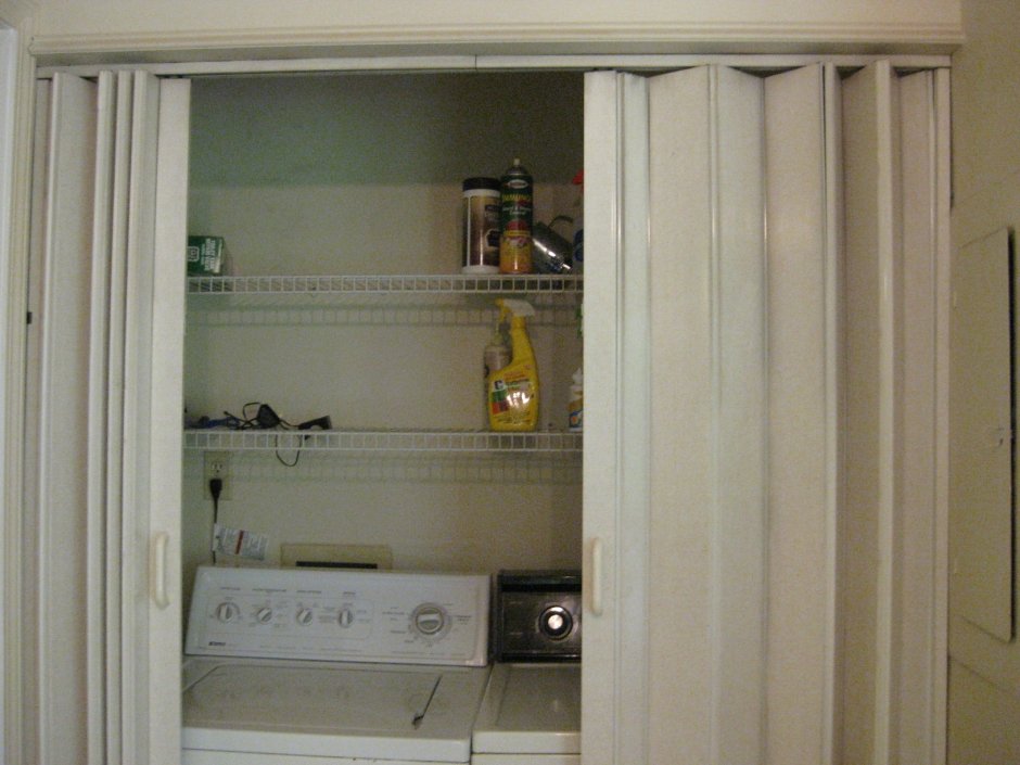Двери гармошка в кухонных шкафчиках