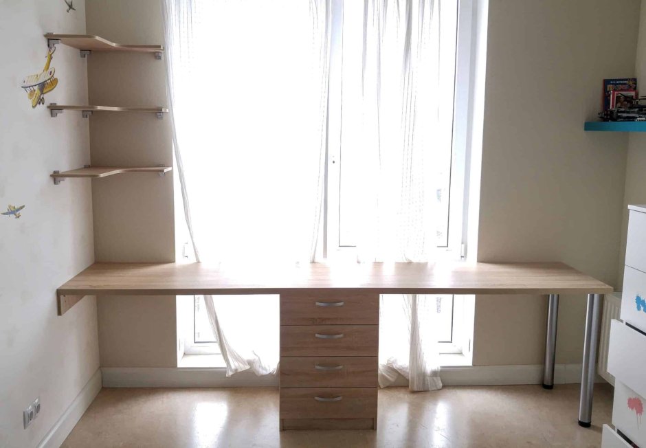 Письменный стол под окном